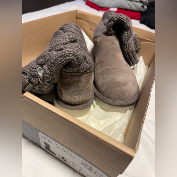 Women’s size 6 authentic uggs, never worn/new, didn’t fit me - Picture 7 of 7